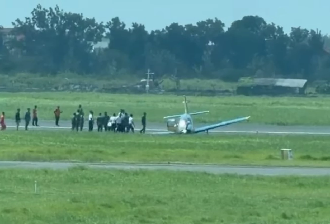 Pesawat latih tni al tergelincir di bandara juanda!