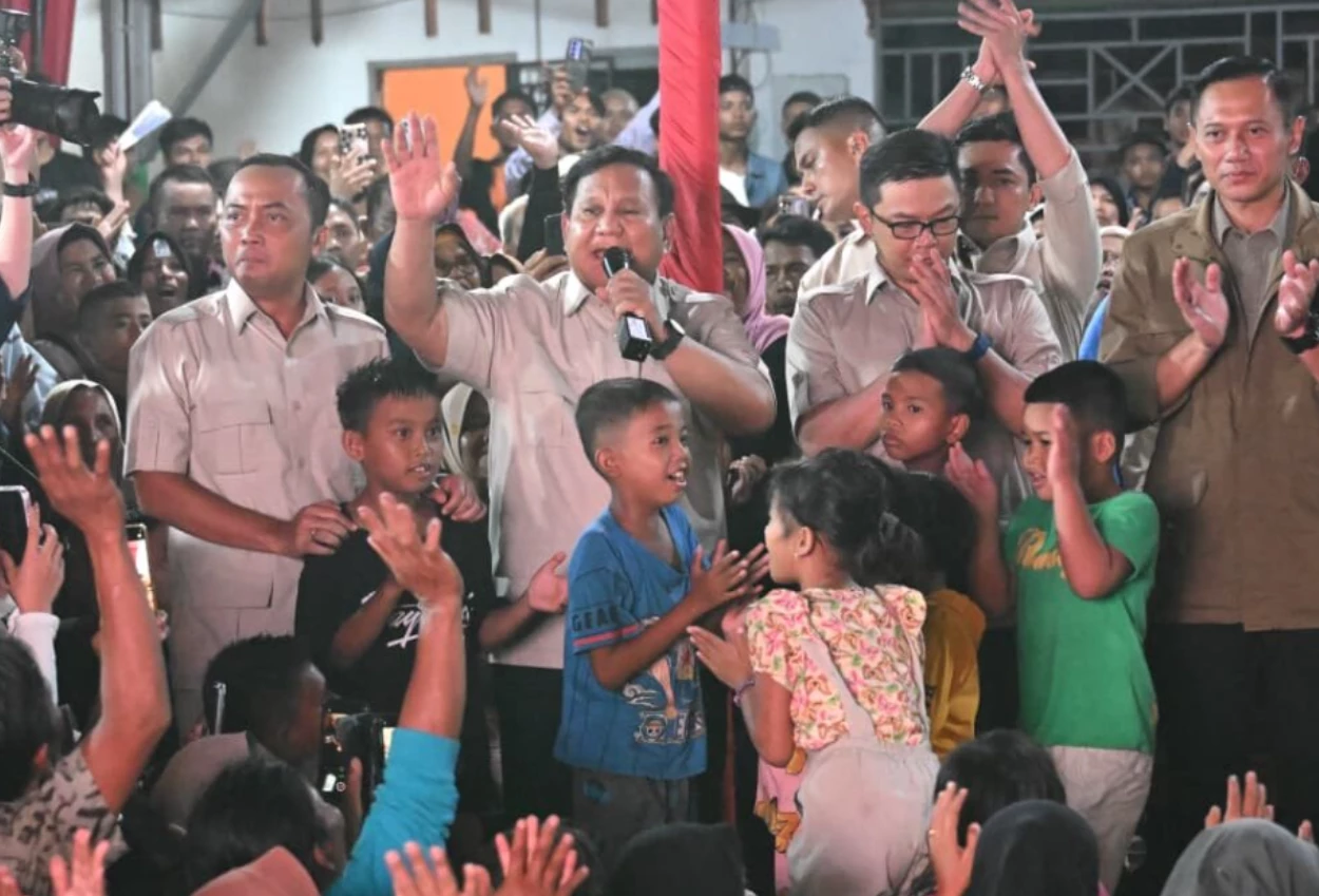 Prabowo rayakan tahun baru di posko pengungsian tapsel, ajak warga doa bersama