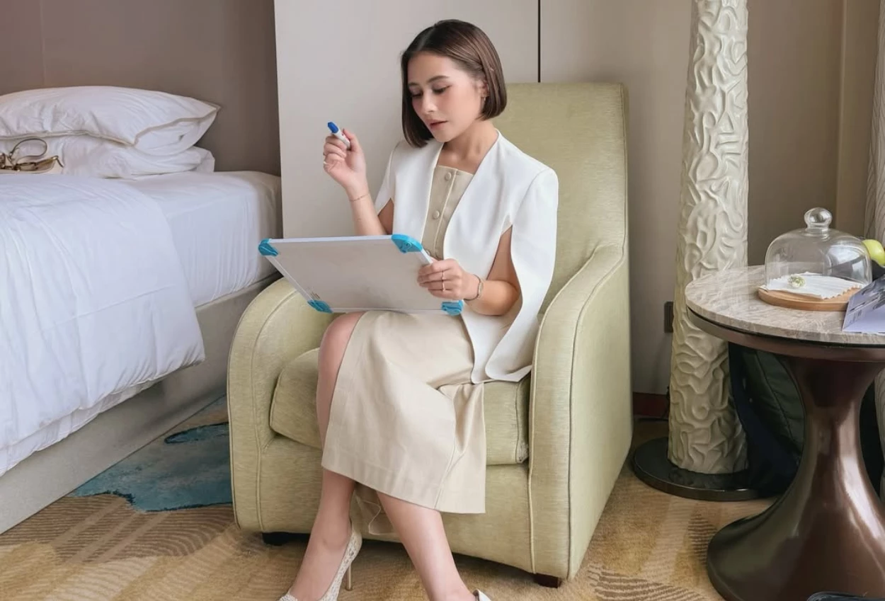 Prilly latuconsina cari lowongan kerja di linkedin, netizen saingan gue nambah...