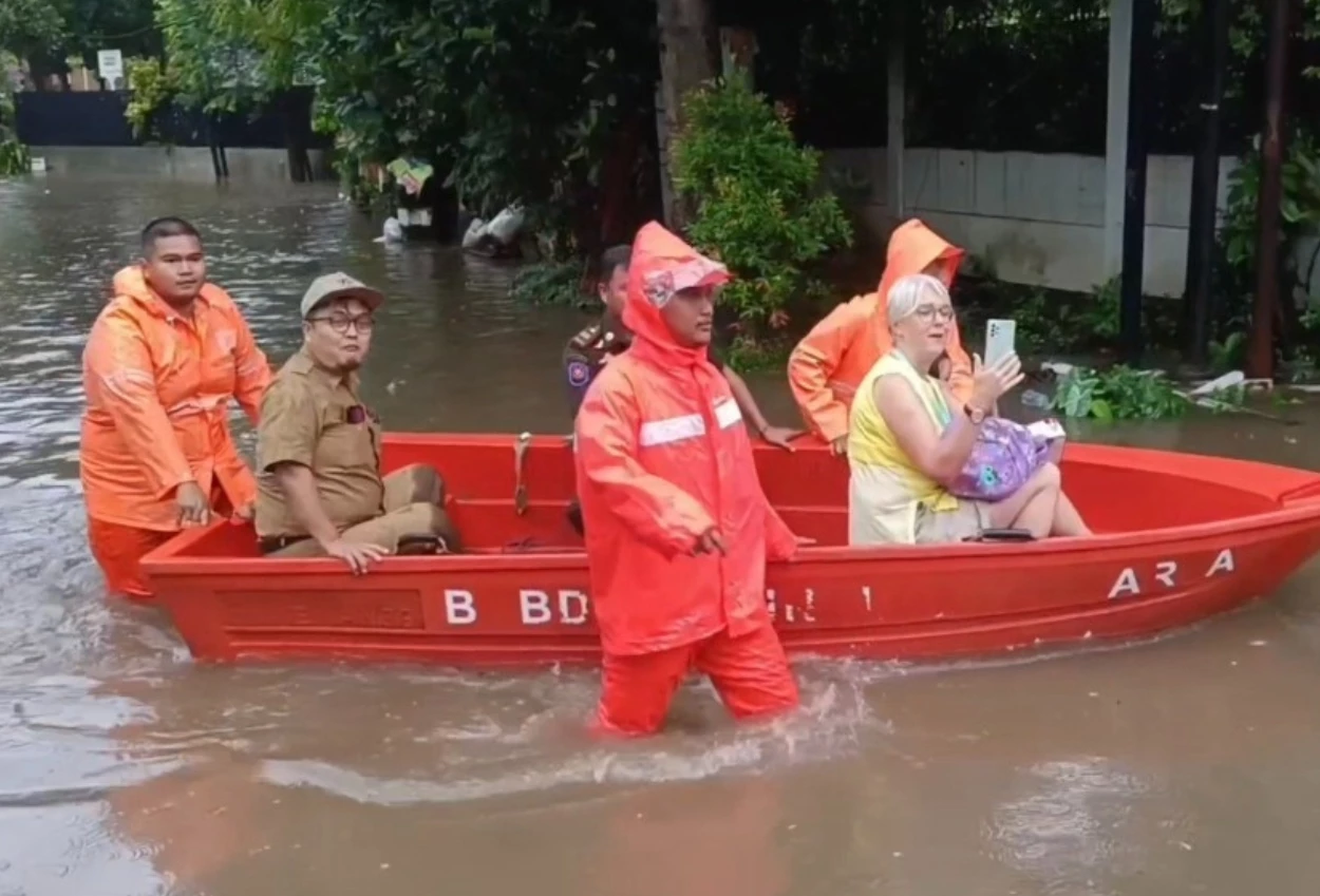 Ratusan rumah di jeruk purut terendam banjir pagi ini, aktivitas warga terganggu