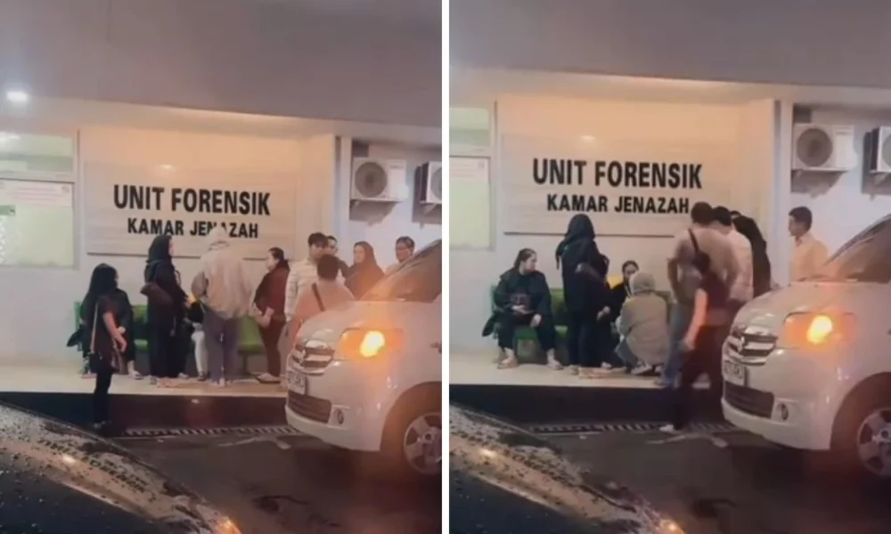 Reza arap berlutut di hadapan ibunda lula lahfah saat pengantaran ke rumah duka