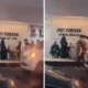 Reza arap berlutut di hadapan ibunda lula lahfah saat pengantaran ke rumah duka