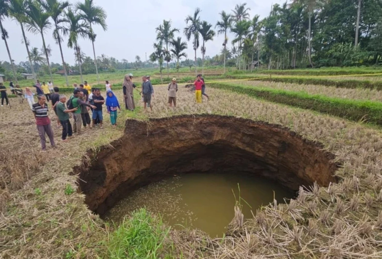 Sinkhole muncul di sumbar, pakar sebut ada pengaruh dari siklon senyar