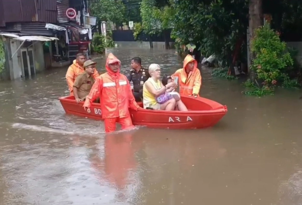 Update banjir jakarta 13 januari 2026, 5 ruas jalan masih terendam