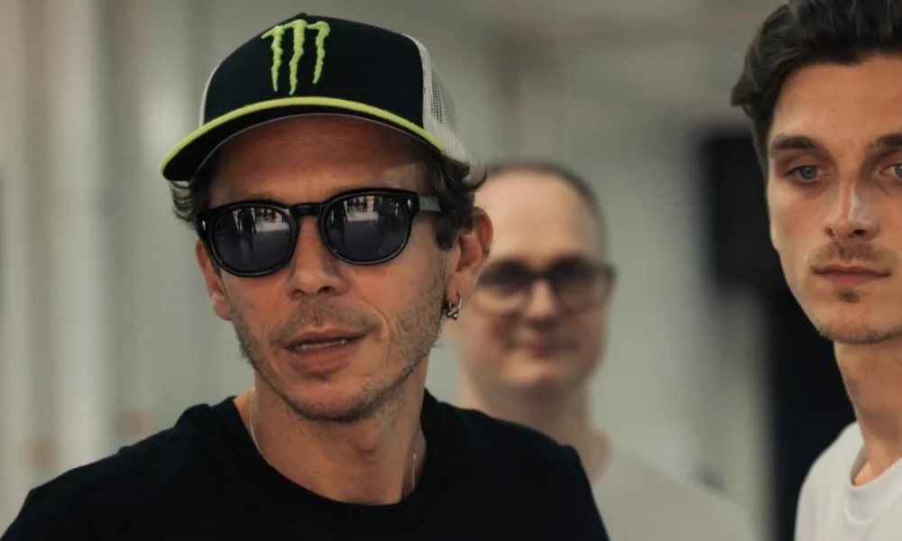 Valentino rossi perdana geber motor yamaha yzf r1 gytr di sirkuit mandalika
