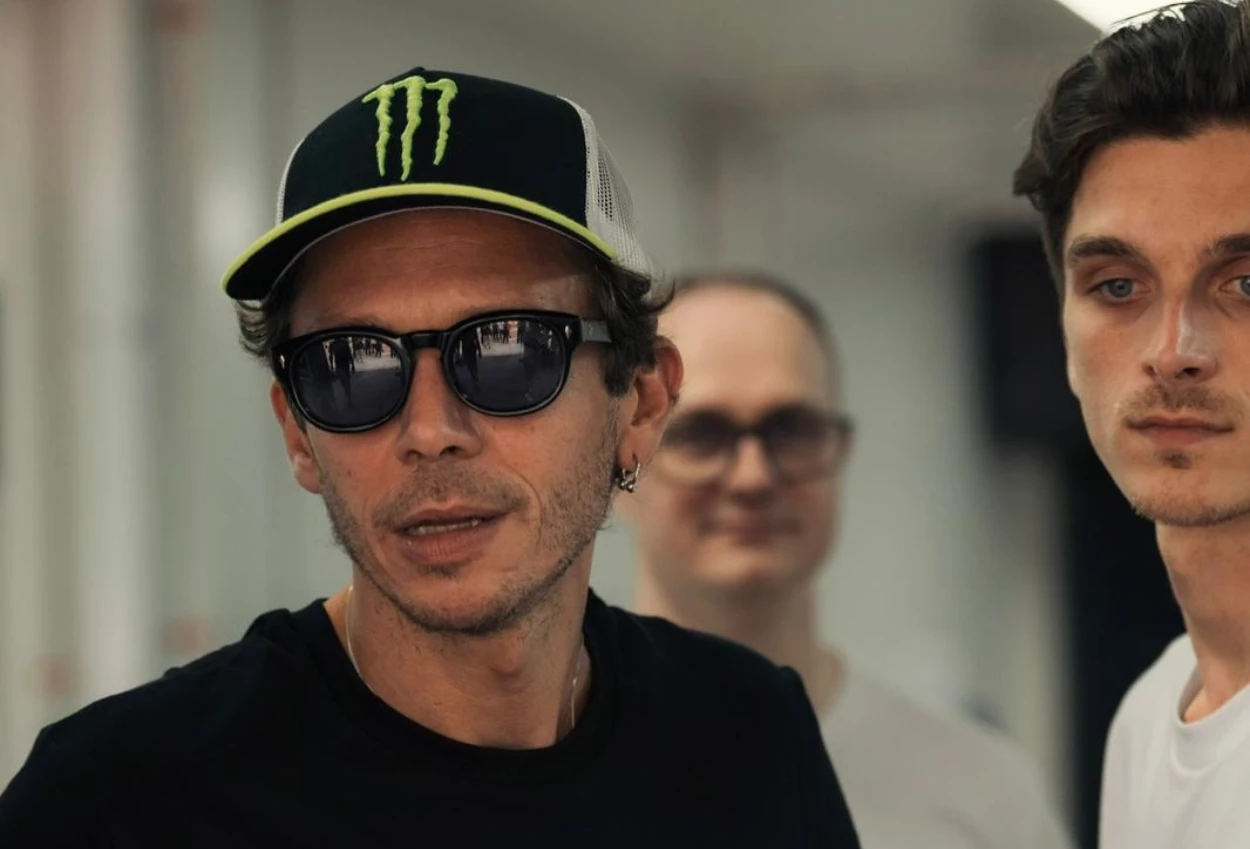 Valentino rossi perdana geber motor yamaha yzf r1 gytr di sirkuit mandalika