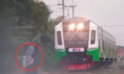 Viral! bocah perempuan di sidoarjo nekat adang kereta, kai langsung temui orang tua