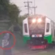 Viral! bocah perempuan di sidoarjo nekat adang kereta, kai langsung temui orang tua