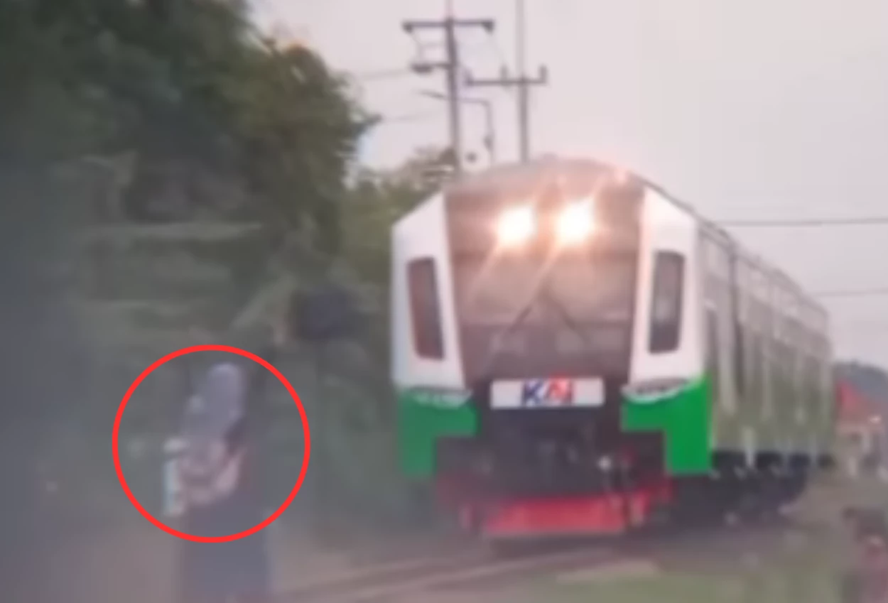 Viral! bocah perempuan di sidoarjo nekat adang kereta, kai langsung temui orang tua