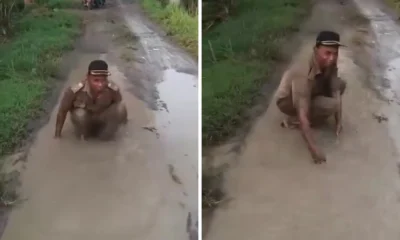 Viral! kades di jawa tengah nekat mandi lumpur di kubangan jalan rusak