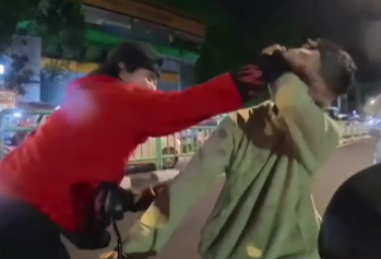 Viral pasutri bawa bayi ngamuk usai ditegur merokok sambil naik motor