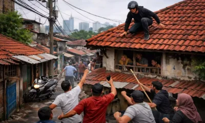 Viral! pencuri motor nekat panjat genteng rumah saat dikejar warga di pancoran jaksel