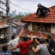Viral! pencuri motor nekat panjat genteng rumah saat dikejar warga di pancoran jaksel