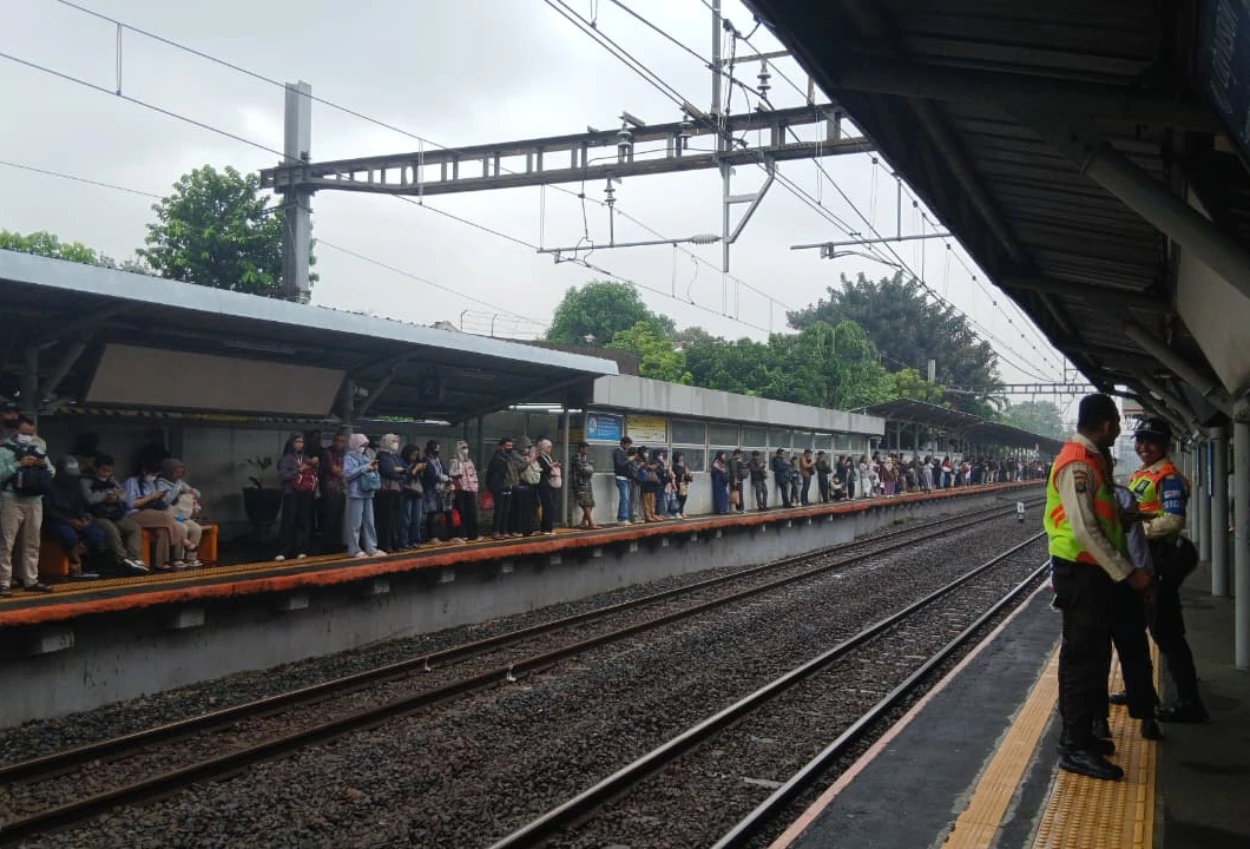 Wanita tewas di stasiun gondangdia, diduga lompat ke rel saat kereta melintas