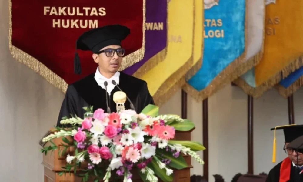 Zainal arifin mochtar dikukuhkan jadi guru besar fh ugm, pandji pragiwaksono bukan guru besar biasa
