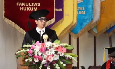 Zainal arifin mochtar dikukuhkan jadi guru besar fh ugm, pandji pragiwaksono bukan guru besar biasa