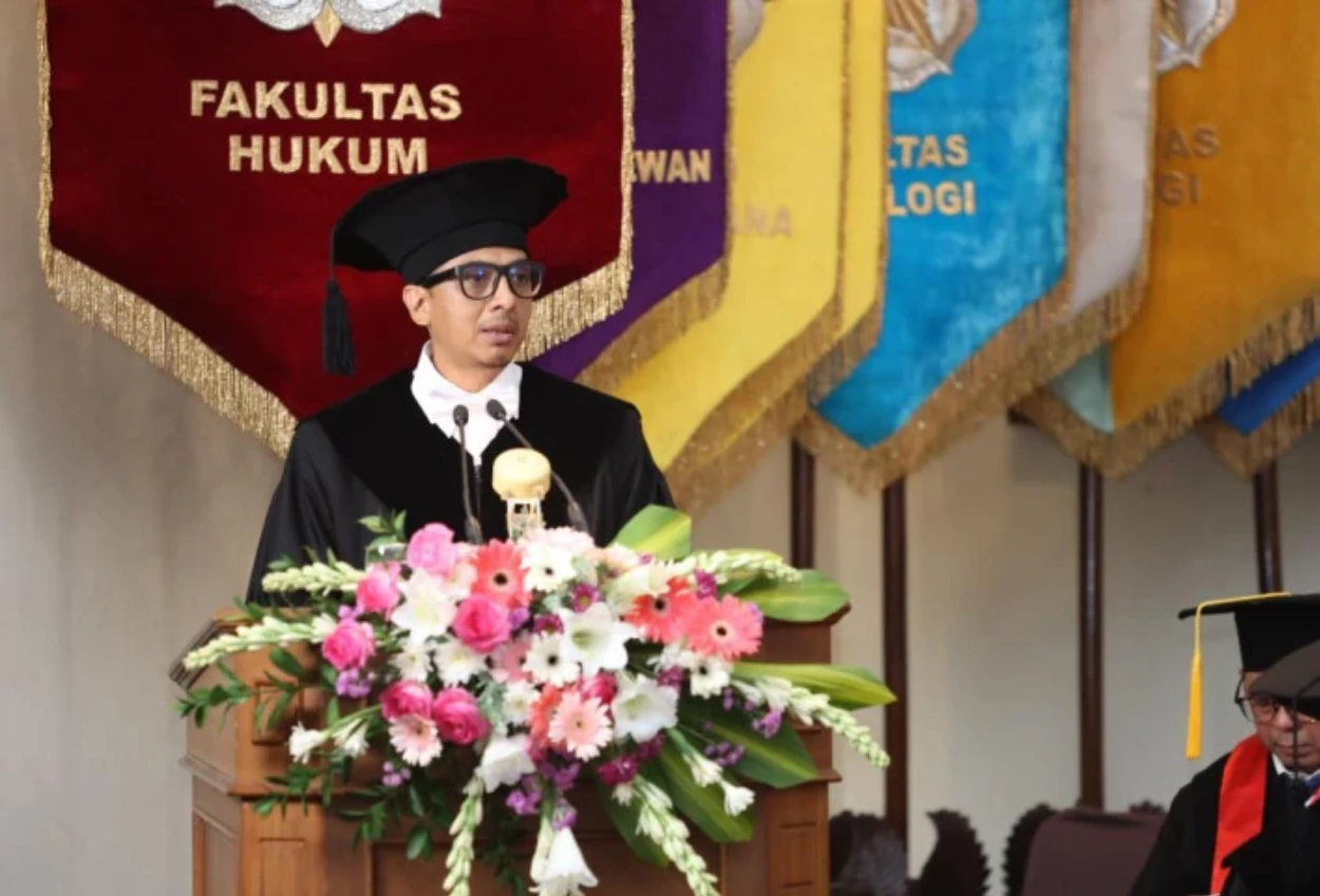 Zainal arifin mochtar dikukuhkan jadi guru besar fh ugm, pandji pragiwaksono bukan guru besar biasa