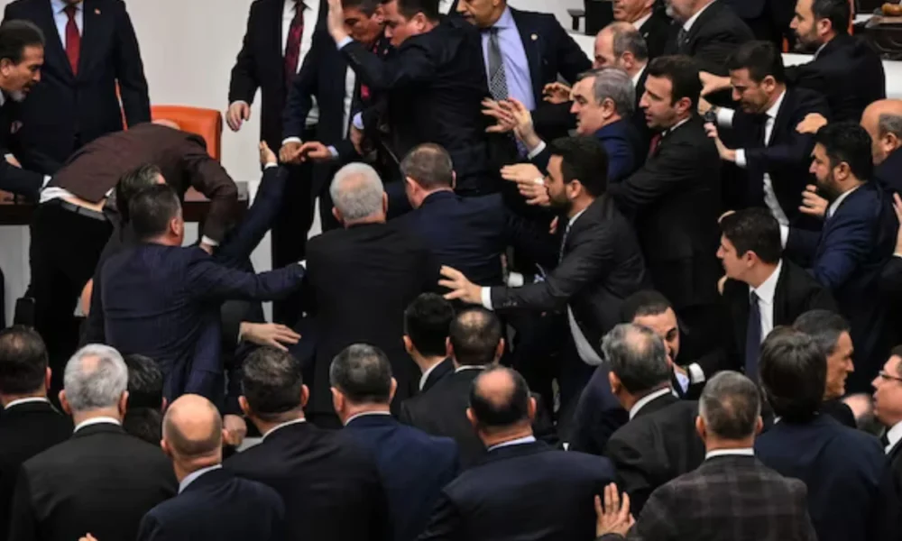 Anggota Parlemen Turki Chaos saat Pelantikan Menteri Kehakiman