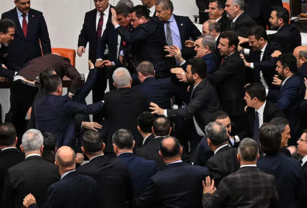 Anggota Parlemen Turki Chaos saat Pelantikan Menteri Kehakiman