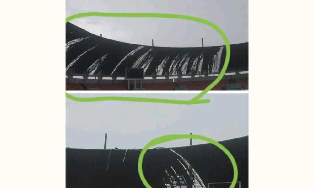 Atap Stadion Pakansari Rusak Parah Diterjang Hujan Deras dan Angin Kencang