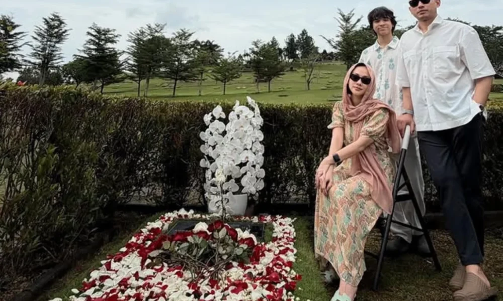 BCL Ziarah ke Makam Ashraf Sinclair Didampingi Tiko Aryawardhana