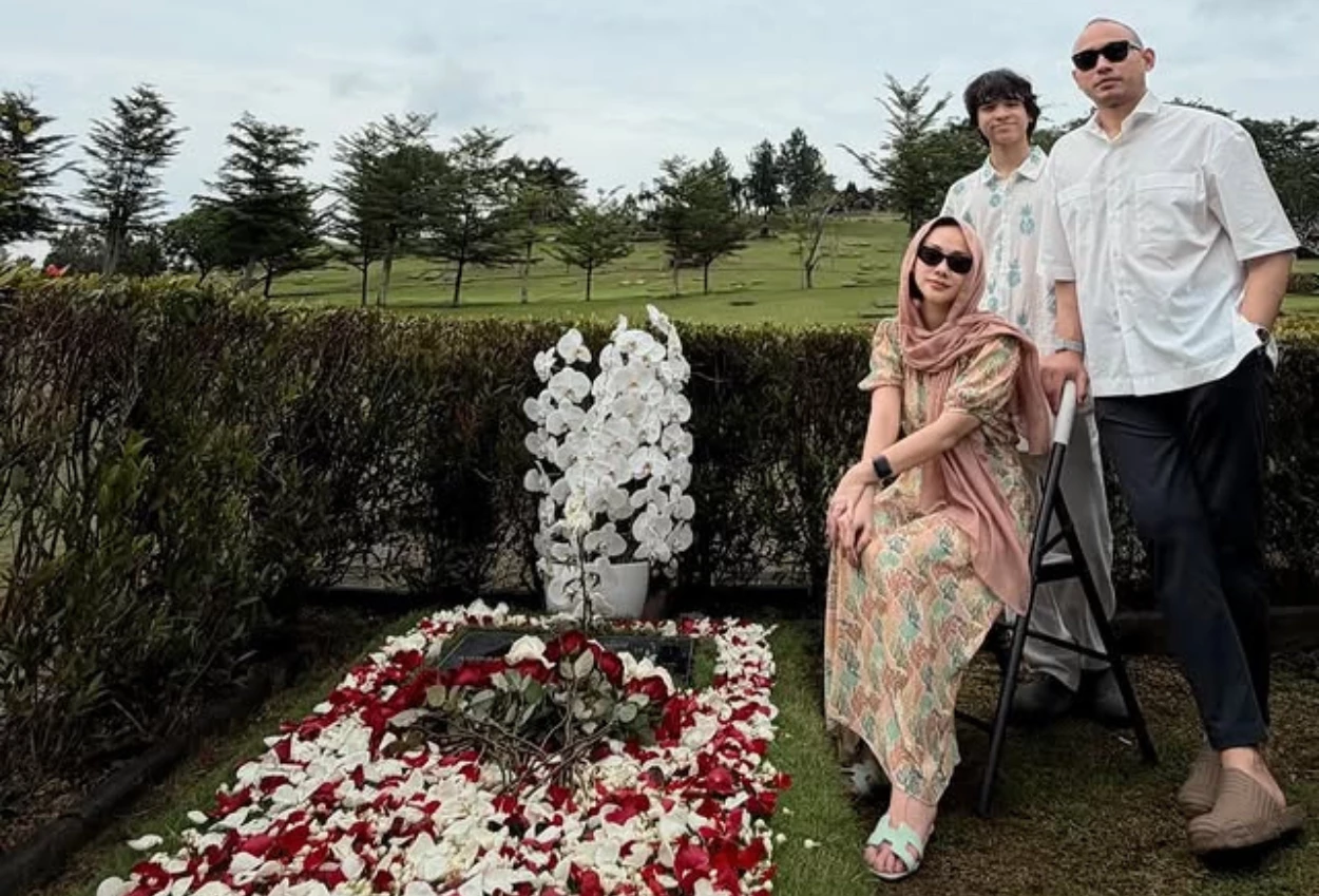 BCL Ziarah ke Makam Ashraf Sinclair Didampingi Tiko Aryawardhana