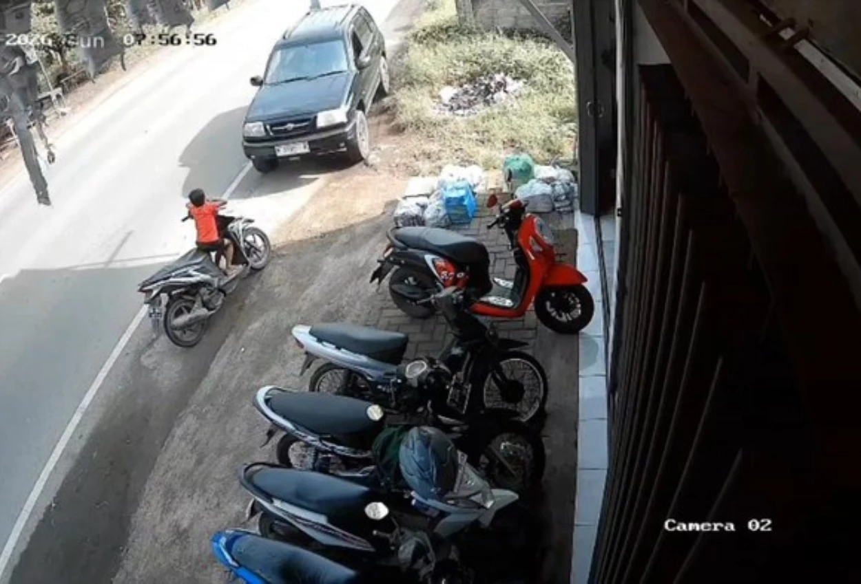 Bocah 7 Tahun Tewas Ditabrak Mobil saat Tunggu Ibunya Belanja di Atas Motor