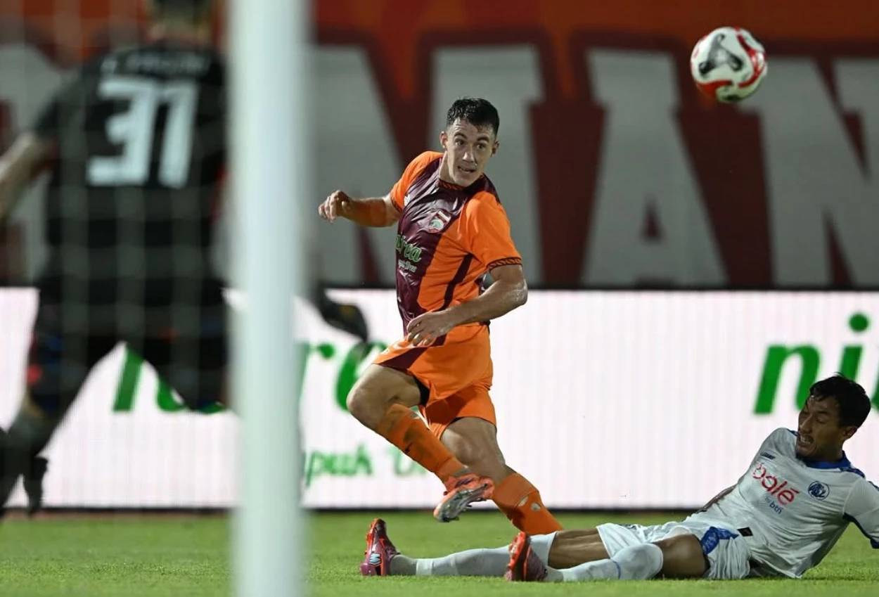 Borneo FC vs Arema FC 3 1 Brace Juan Villa Selamatkan Pesut Etam