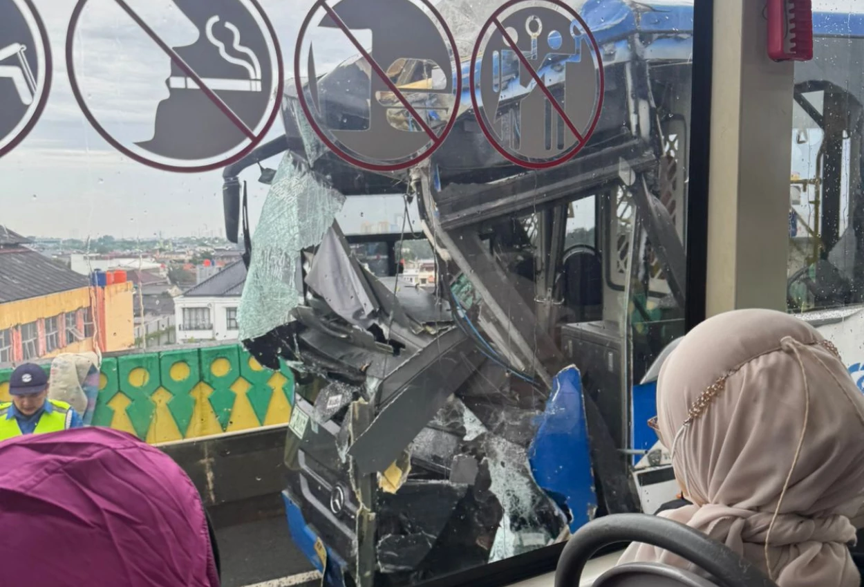 Dua Bus Transjakarta Adu Banteng di Koridor 13, Penumpang Luka