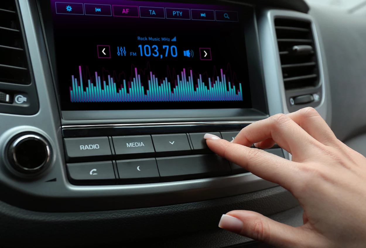 Head Unit Standar vs Aftermarket Mana yang Lebih Unggul untuk Audio Mobil