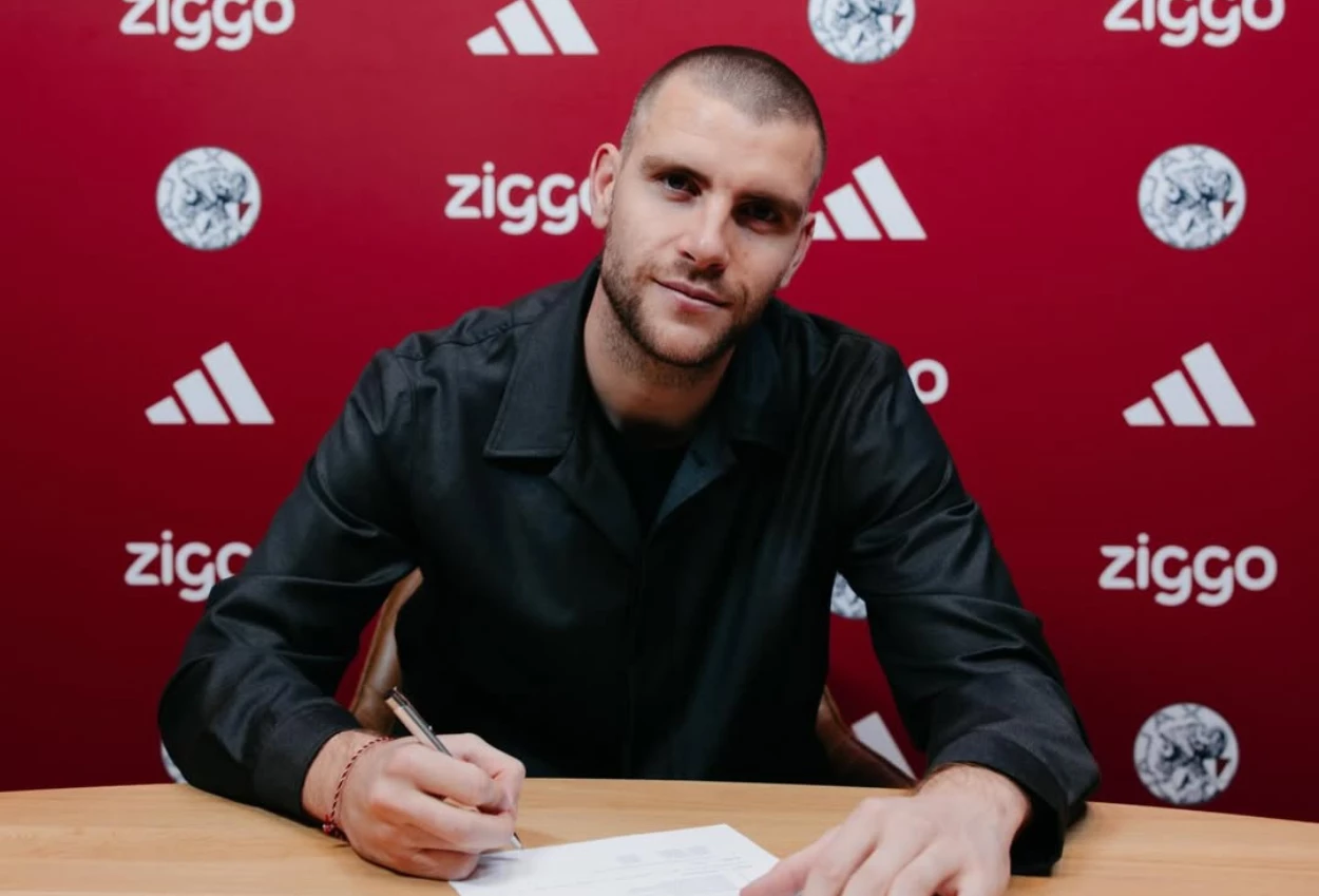 Here We Go! Maarten Paes Resmi Gabung Ajax Amsterdam