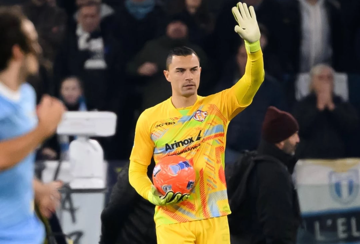 Inter Milan Didenda Hampir Rp1 Miliar Imbas Suporter Lempar Flare ke Emil Audero