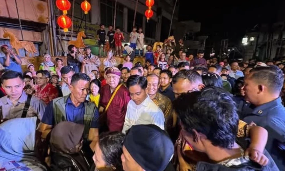 Jelang Imlek, Gibran Kunjungi Klenteng Sam Poo Kong dan Pasar Imlek Semawis di Semarang
