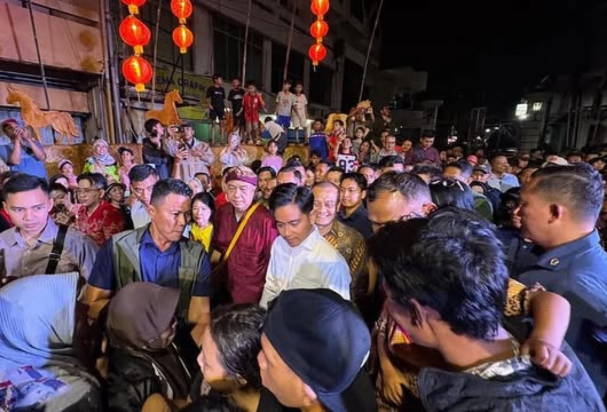 Jelang Imlek, Gibran Kunjungi Klenteng Sam Poo Kong dan Pasar Imlek Semawis di Semarang