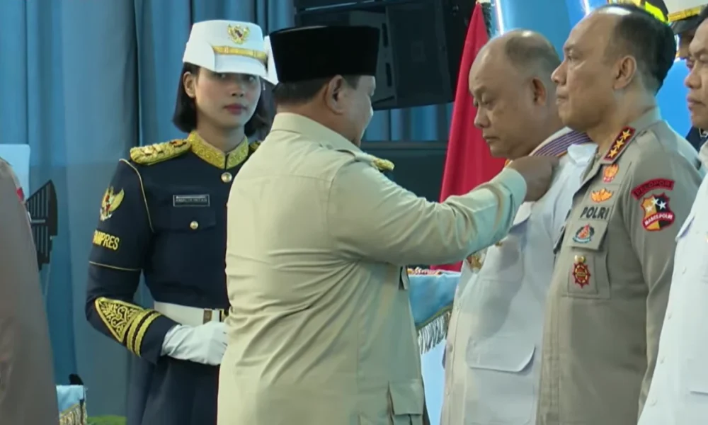 Kepala BGN Terima Tanda Kehormatan Bintang Jasa Utama dari Prabowo