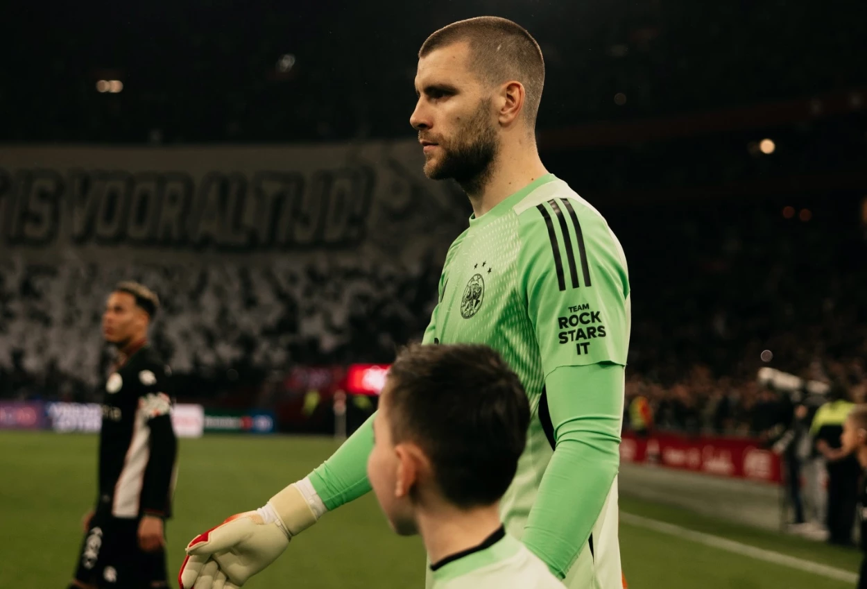 Maarten Paes Resmi Debut di Ajax Amsterdam, Imbang 1 1 Lawan Nec Nijmegen