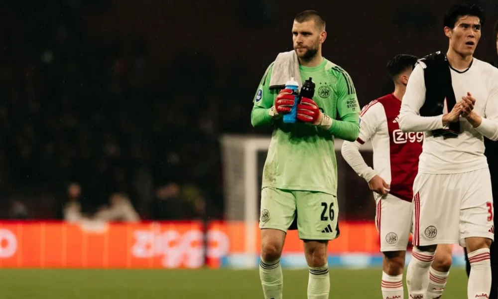 Maarten Paes Tatap Posisi Utama di Ajax Amsterdam, Kiper Muda Cemburu
