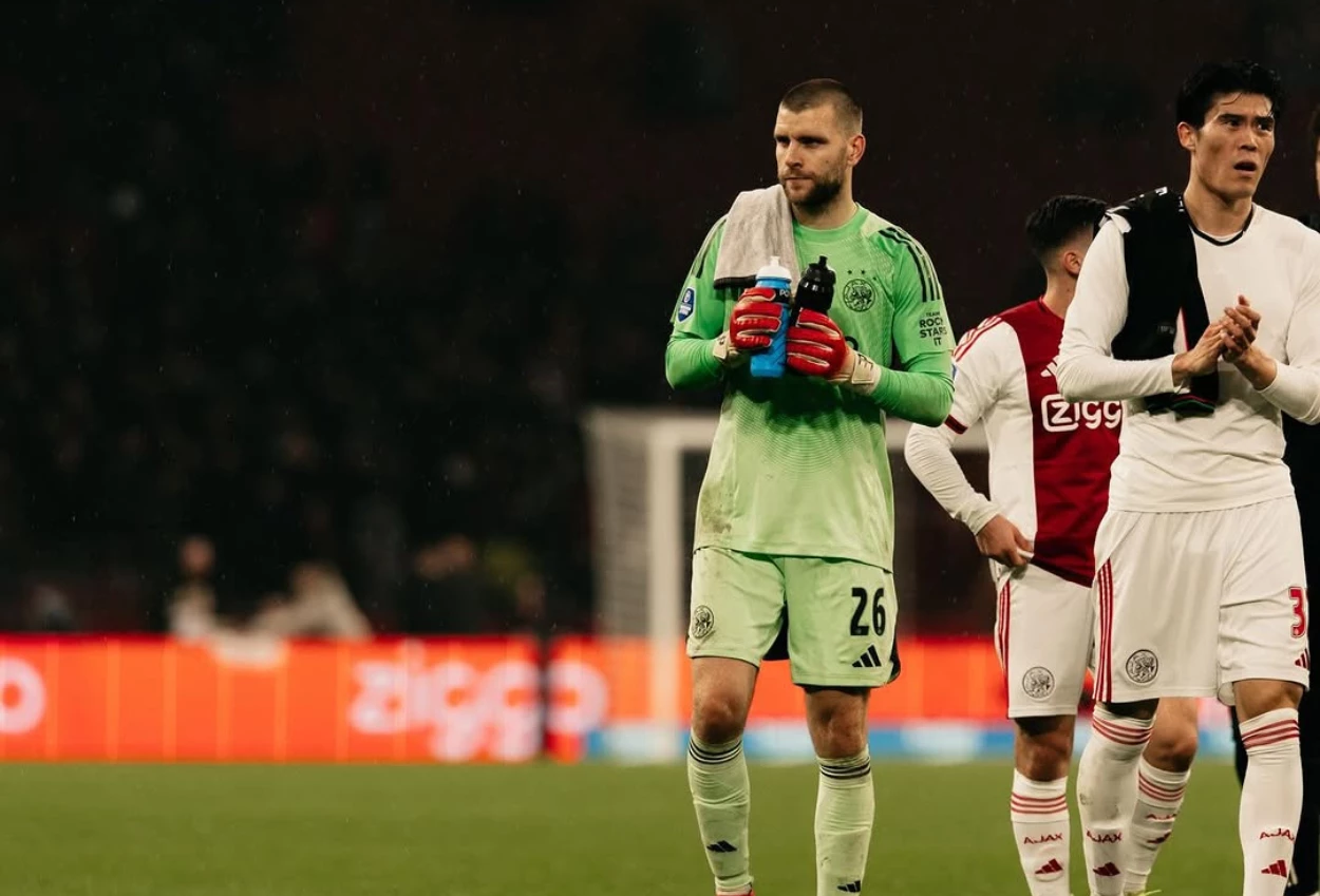 Maarten Paes Tatap Posisi Utama di Ajax Amsterdam, Kiper Muda Cemburu