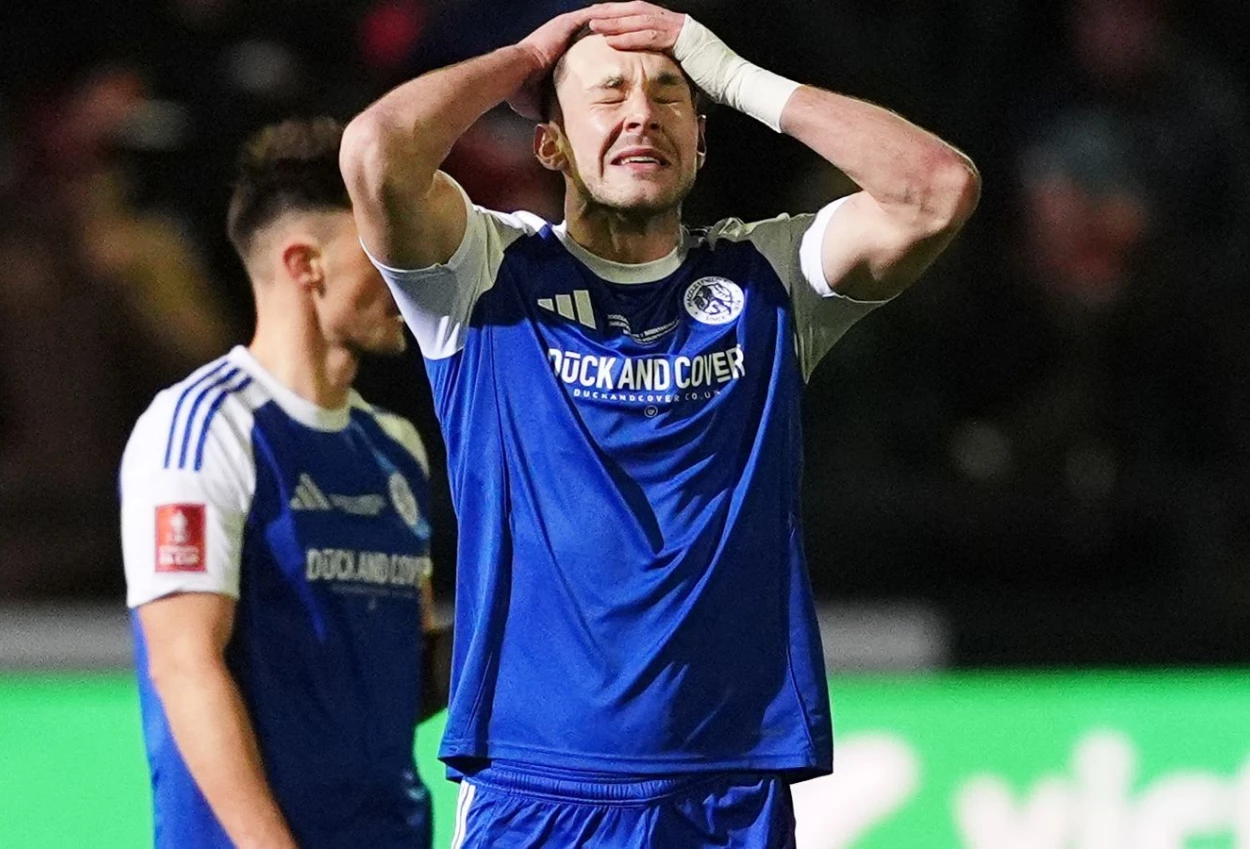 Macclesfield vs Brentford 0 1 Gol Bunuh Diri Heathcote Bunuh Mimpi The Silkmen
