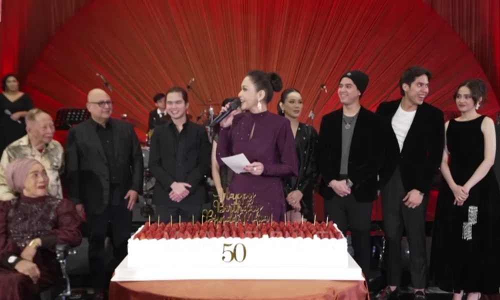 Maia Estianty Rayakan Ulang Tahun ke 50, Tampil Glamor dengan Gaun Bling bling Ungu