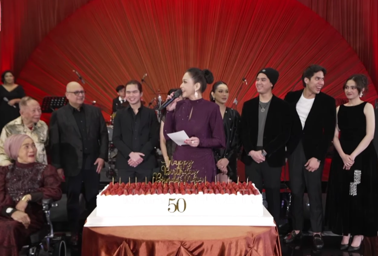 Maia Estianty Rayakan Ulang Tahun ke 50, Tampil Glamor dengan Gaun Bling bling Ungu