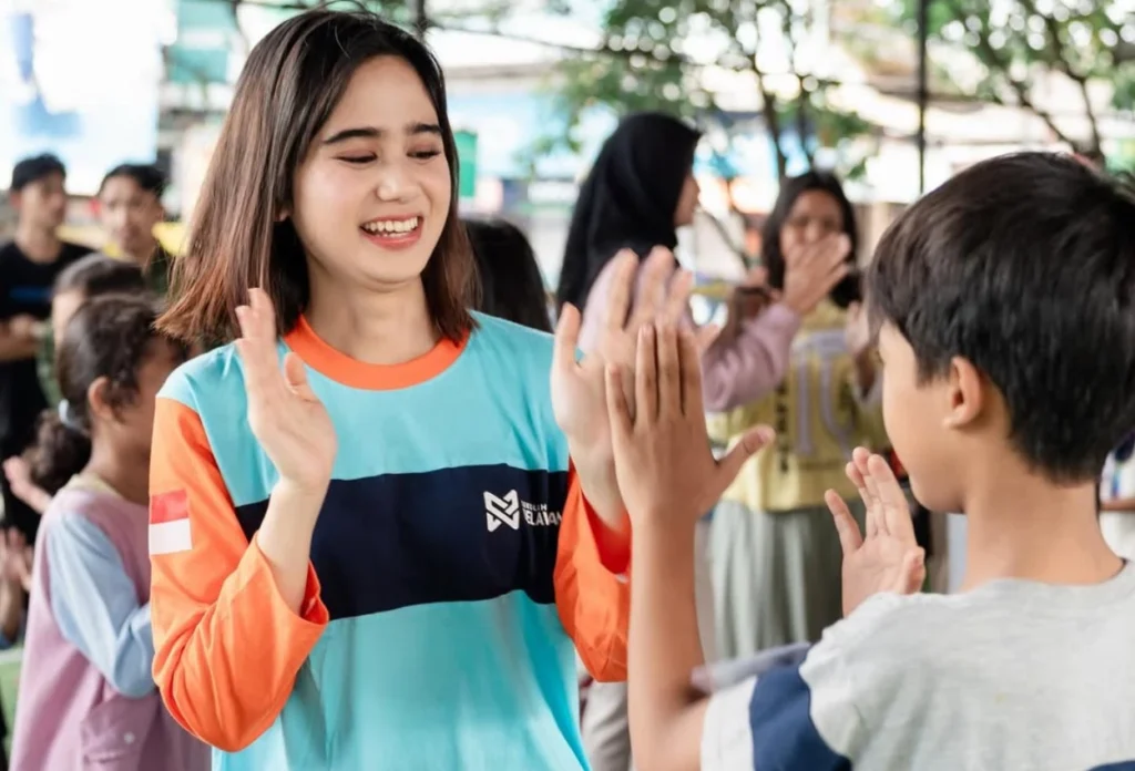 Momen Tissa Biani jadi Relawan, Mengajar dan Bermain dengan Anak anak di Kolong Jembatan