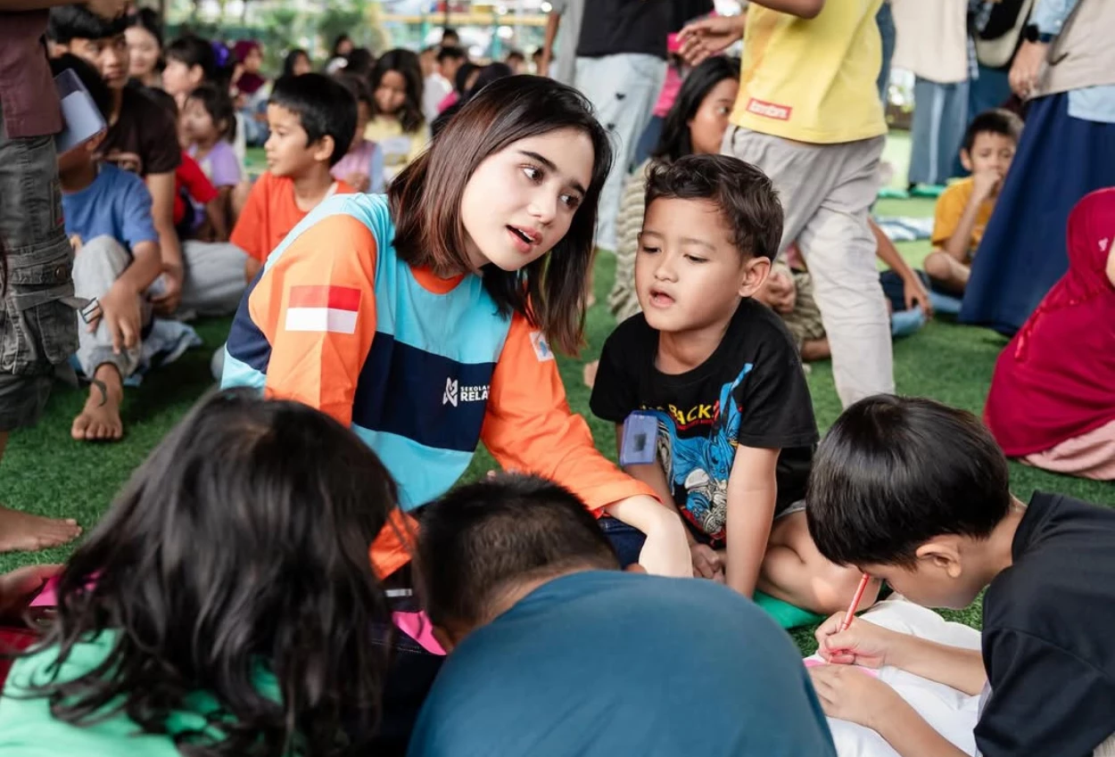 Momen Tissa Biani jadi Relawan, Mengajar dan Bermain dengan Anak anak di Kolong Jembatan (2)