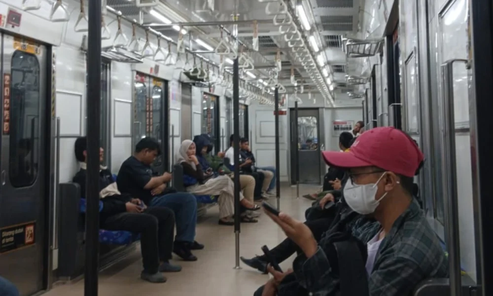 Penumpang Boleh Buka Puasa saat Naik LRT, MRT, dan KRL, Ini Syaratnya!