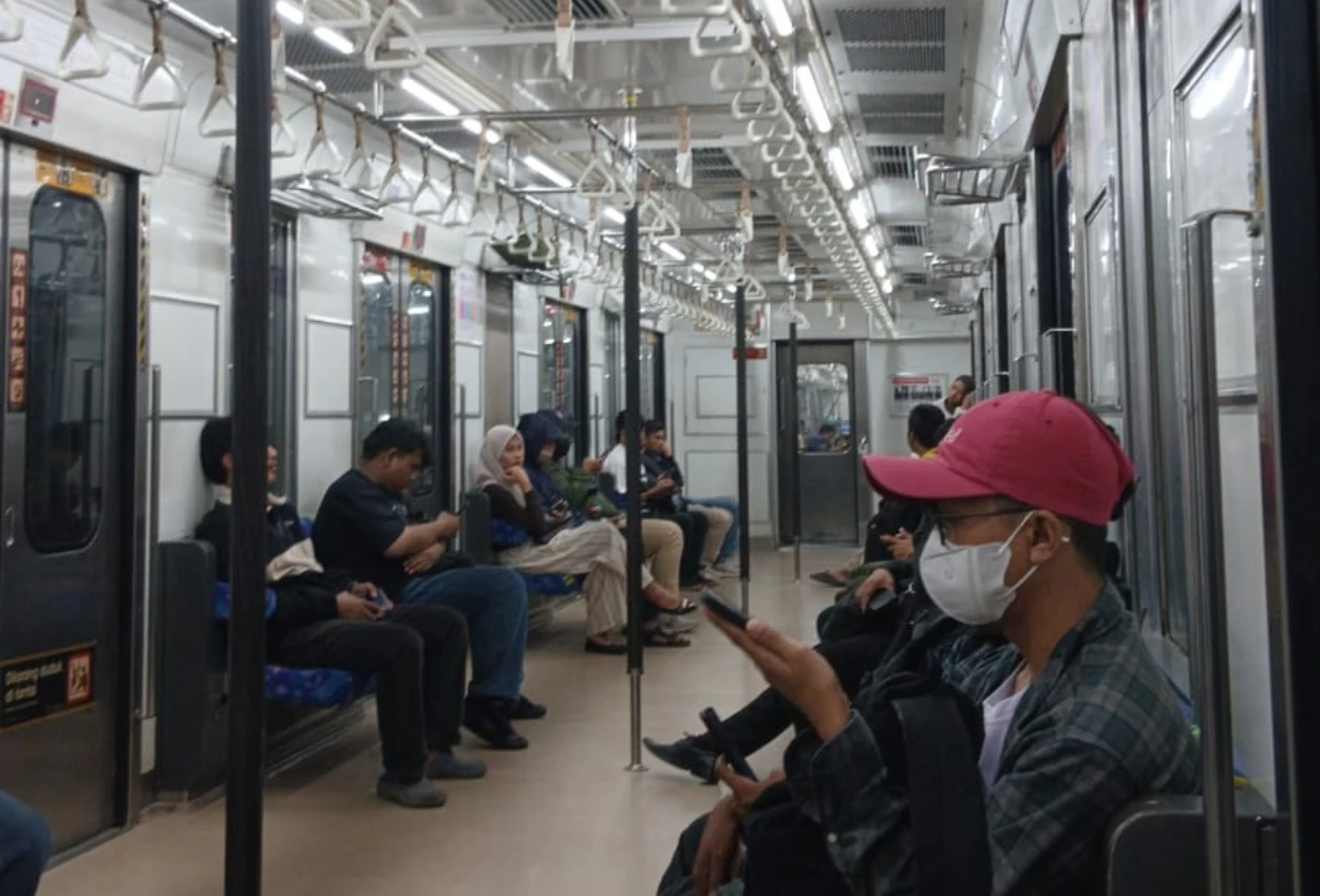 Penumpang Boleh Buka Puasa saat Naik LRT, MRT, dan KRL, Ini Syaratnya!