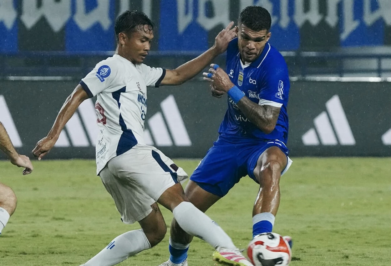 Persib Bandung vs Persita 1 0 Maung Bandung Bertengger di Puncak Klasemen