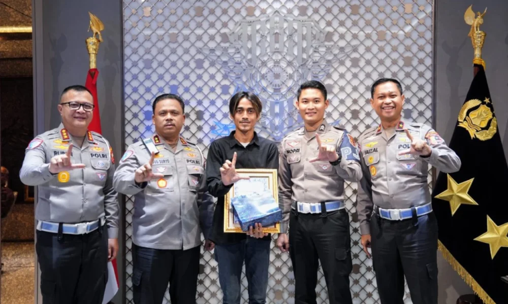 Polisi Beri Penghargaan untuk Sopir Truk yang Selamatkan Mobil Panther di Tol Japek