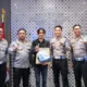 Polisi Beri Penghargaan untuk Sopir Truk yang Selamatkan Mobil Panther di Tol Japek