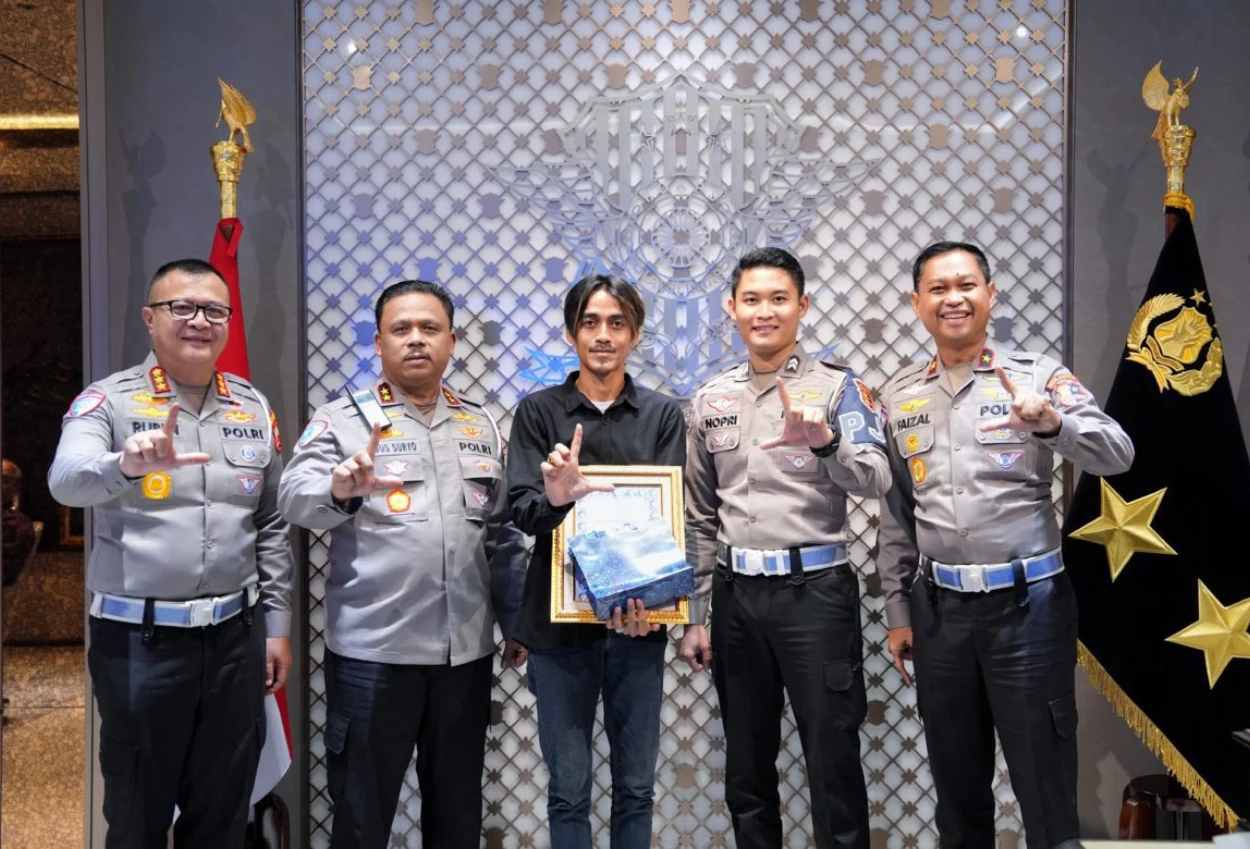 Polisi Beri Penghargaan untuk Sopir Truk yang Selamatkan Mobil Panther di Tol Japek