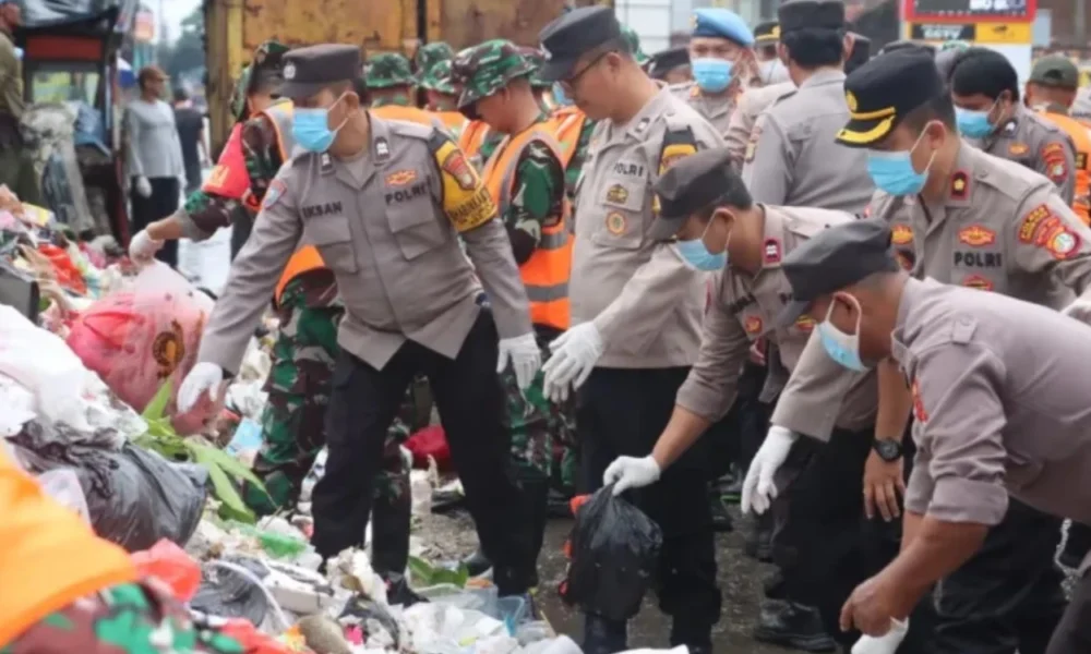 Polisi TNI Kerja Bakti, Bersih Bersih Sampah di Tangsel